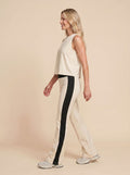 CALÇA FLARE OFF WHITE COM FAIXA PRETA