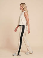 CALÇA FLARE OFF WHITE COM FAIXA PRETA