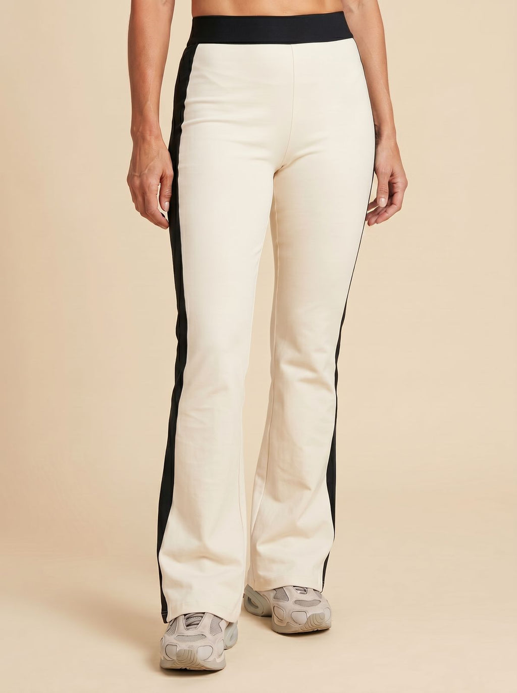 CALÇA FLARE OFF WHITE COM FAIXA PRETA
