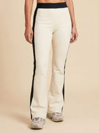 CALÇA FLARE OFF WHITE COM FAIXA PRETA