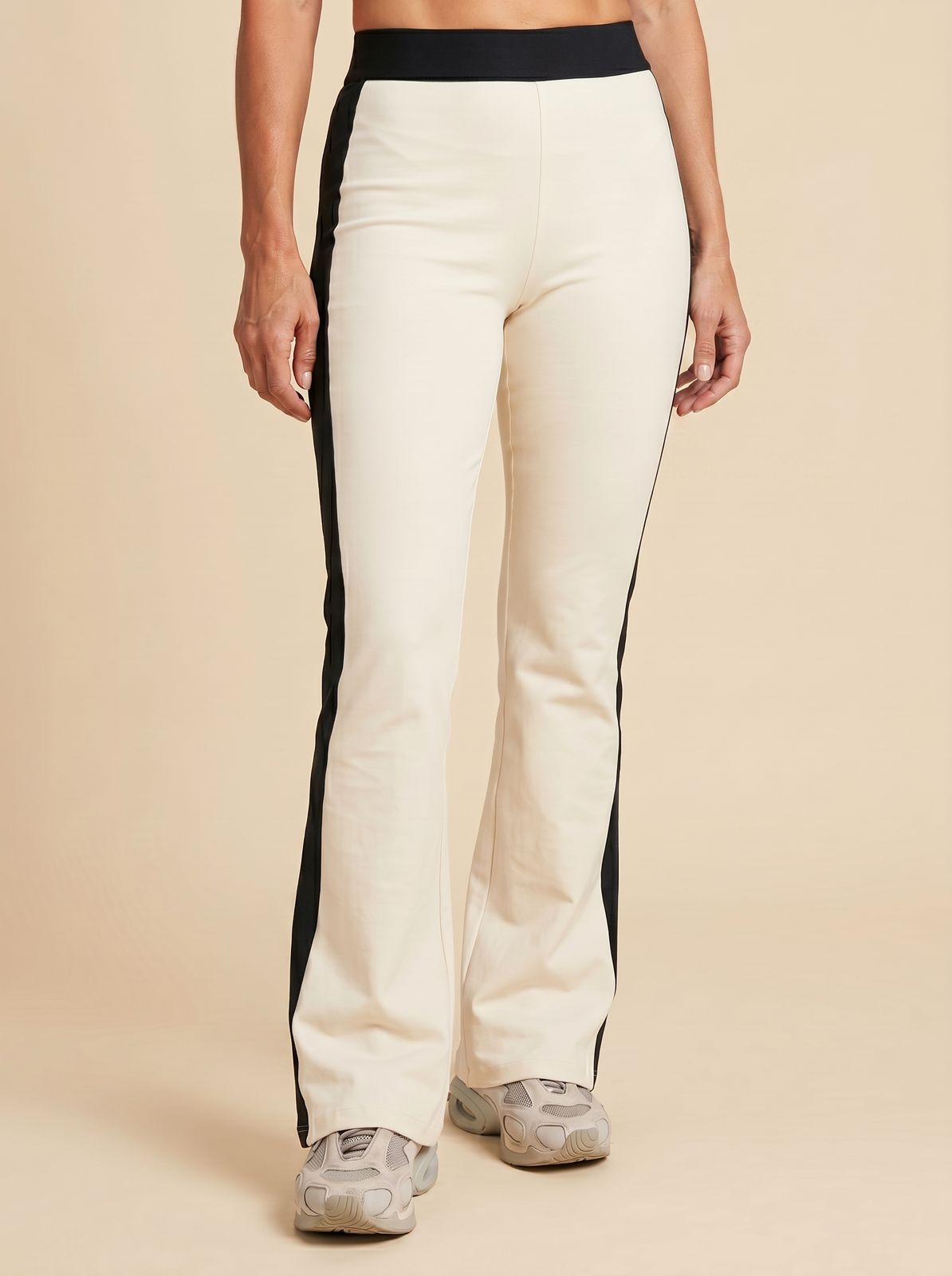 CALÇA FLARE OFF WHITE COM FAIXA PRETA